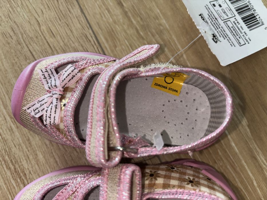 Nowe Dziewczęce kapciuszki do żłobka rozm. 19 Kapcie