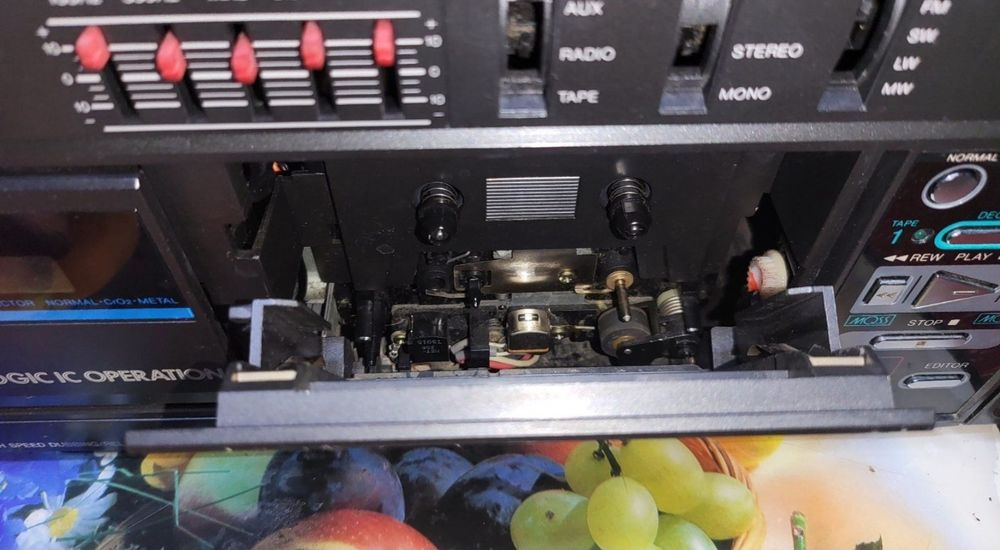 Магнитофон TOSHIBA RT-7055,запчасти,sharp,статуэтка Japan