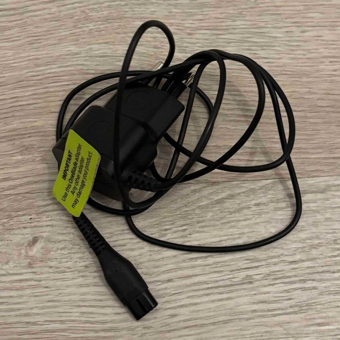 Philips OneBlade + Carregador + Pentes 3mm e 5mm + 2 Lâminas Seladas