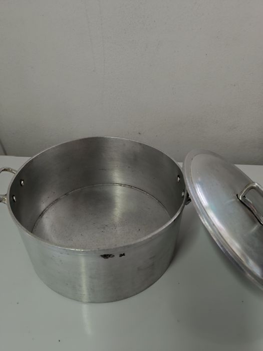 Tacho antigo em alumínio fundido n. 24 e tampa