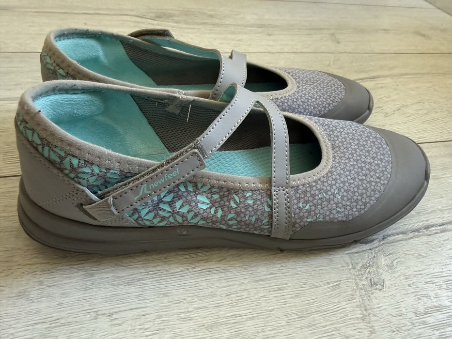 Sapatos cinza novos