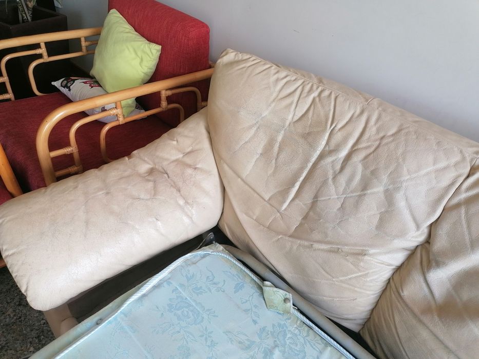 Sofá cama de pele muito usado