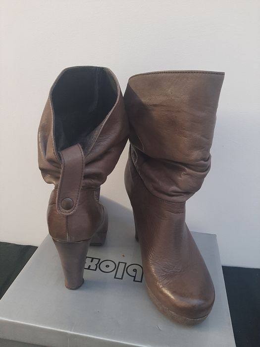Botins em pele castanho