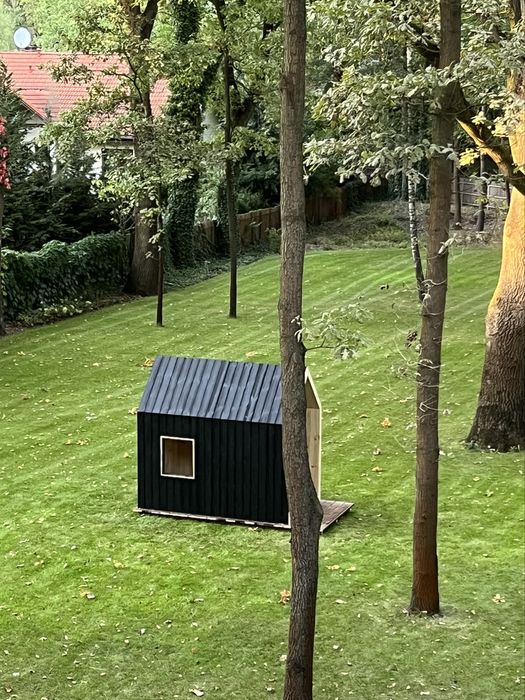 Skandynawski drewniany domek dziecięcy z tarasem