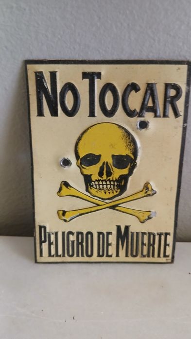 Placa metálica antiga "No Tocar – Peligro de Muerte"