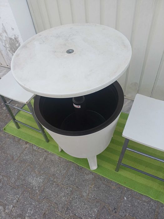 Mesa de apoio geladeira + 2 bancos