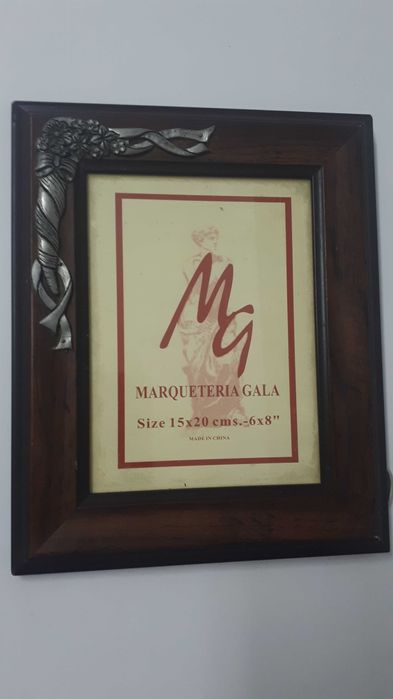 Moldura com decoração em metal64584349050499124