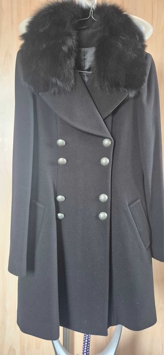 Пальто чорного кольору зі зйомним коміром з песця. Зима.