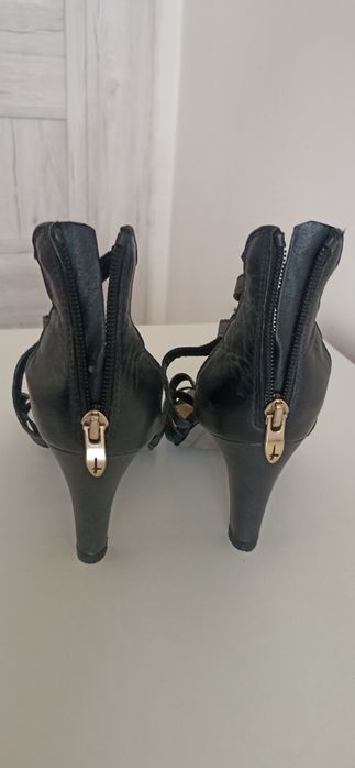 Tamaris genuine leather high heeled sandals with gold ornaments EU 37