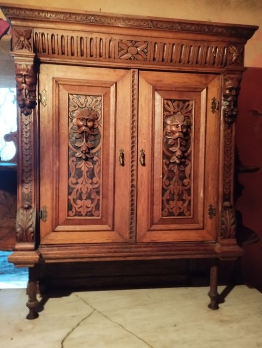 Часть. Старинного. Охотничьего. Буфета.  Мебель старинная.