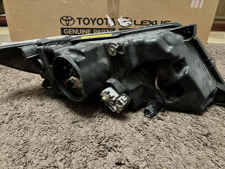 Фара від тойота венза 2013