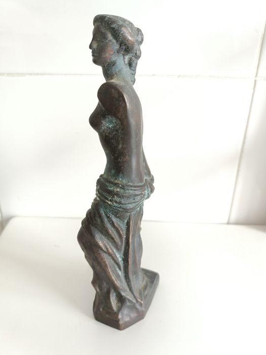 Estatueta em bronze426579546321735682