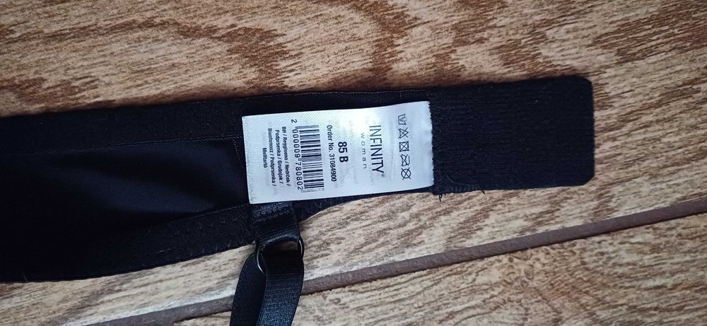 Czarny biustonosz Infinity Woman w r. 85 B
