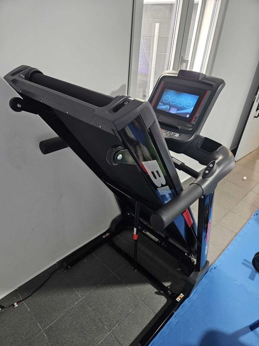 Passadeira BH Fitness com ecrã multimédia (YouTube) - gama superior
