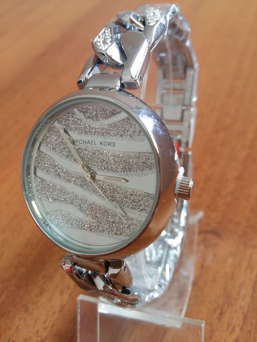 Женские серебристые часы Michael Kors 