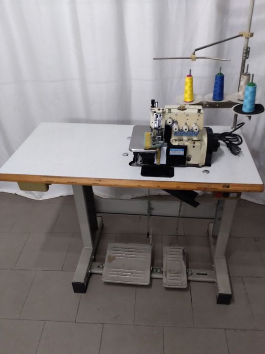 Máquina costura e corte e cose