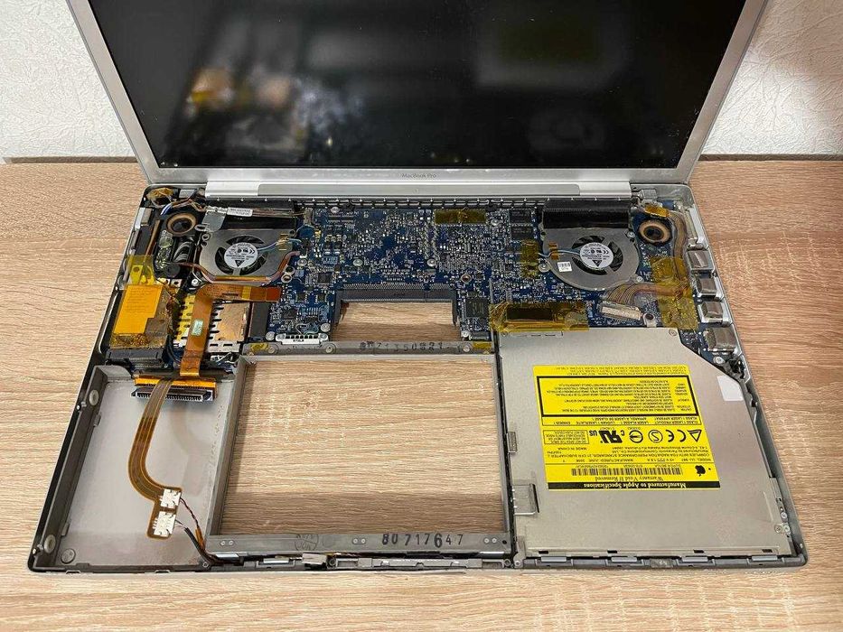 MacBook Pro 15 дюймів 2,2