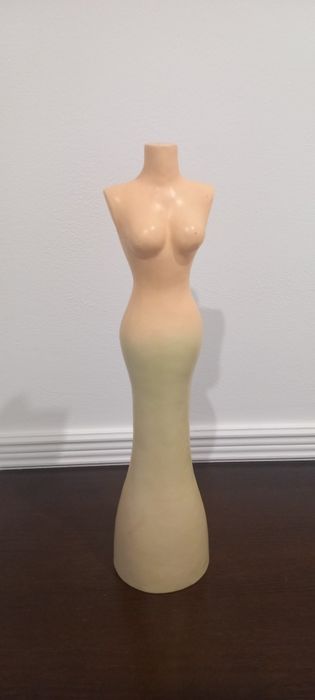 Bibelot Estátua, em tons de beje e esverdeado