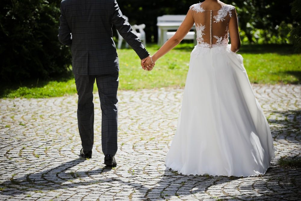 Suknia ślubna o rozmiarze 38 .