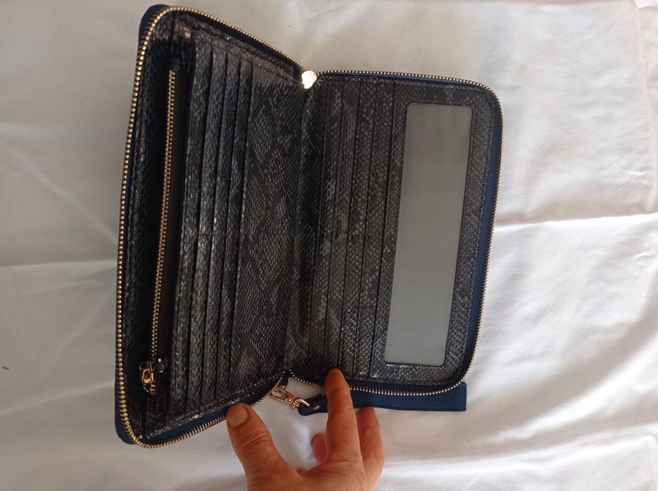 Carteira com várias divisões azul marinho.