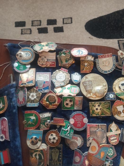 продам колекцию значков.динамо киев