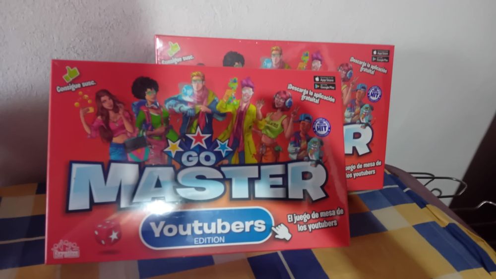 Vendo duas caixas com jogo educativo .