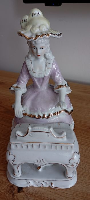 Figurka porcelanowa kobieta grająca na klwesynie