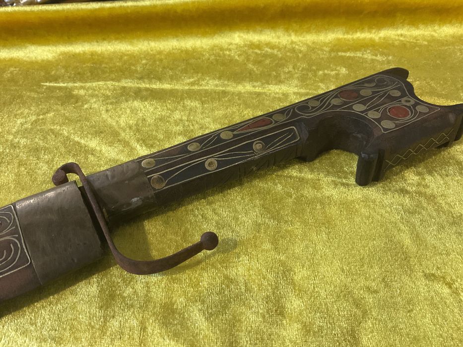 Punhal pega trabalhada em madeira embutida 65 cm