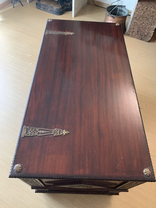 Arca de arrumação antiga em madeira