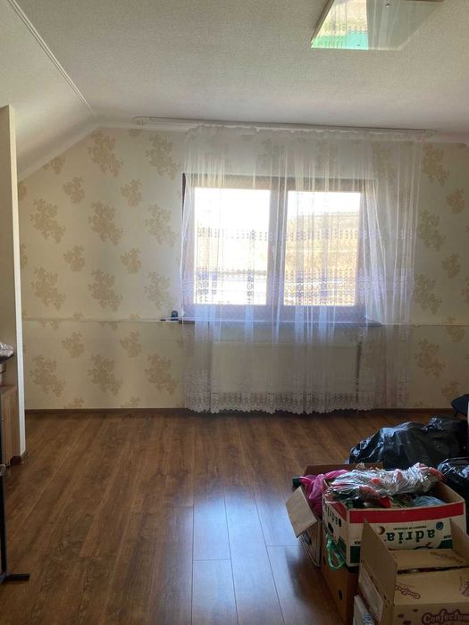 Продається просторий будинок у центрі смт. Кольчино