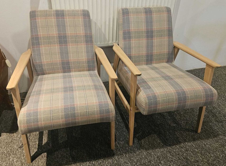 Dwa fotele klubowe PRL, Lisek, po renowacji.