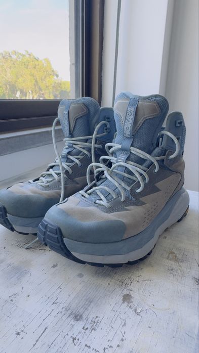 Bota de trekking HOKA Kaha 2 Mid GTX (Gore-Tex), com sola Vibram e cano médio.