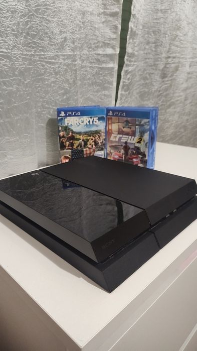 PlayStation 4 (PS4) Fat + 2 Jogos (The Crew 2 e Far Cry 5)
