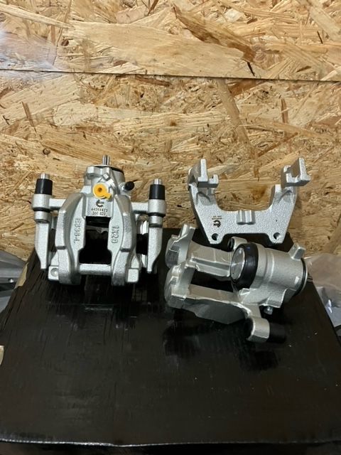 Zaciski jarzma MQB tył 310mm elektryczne Golf Skoda Audi S3
