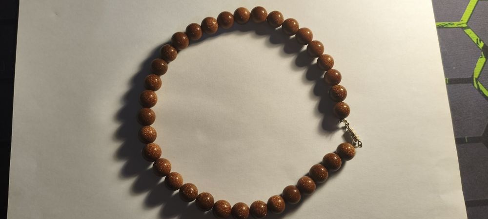 Naszyjnik piasek pustyni Goldstone – kule 10 mm – 41 cm