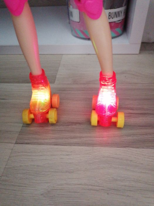 Lalka barbie na wrotkach