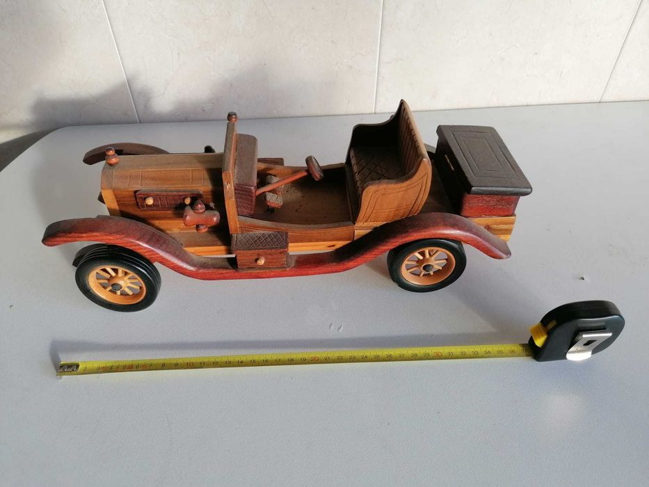 Carro antigo em madeira maciça