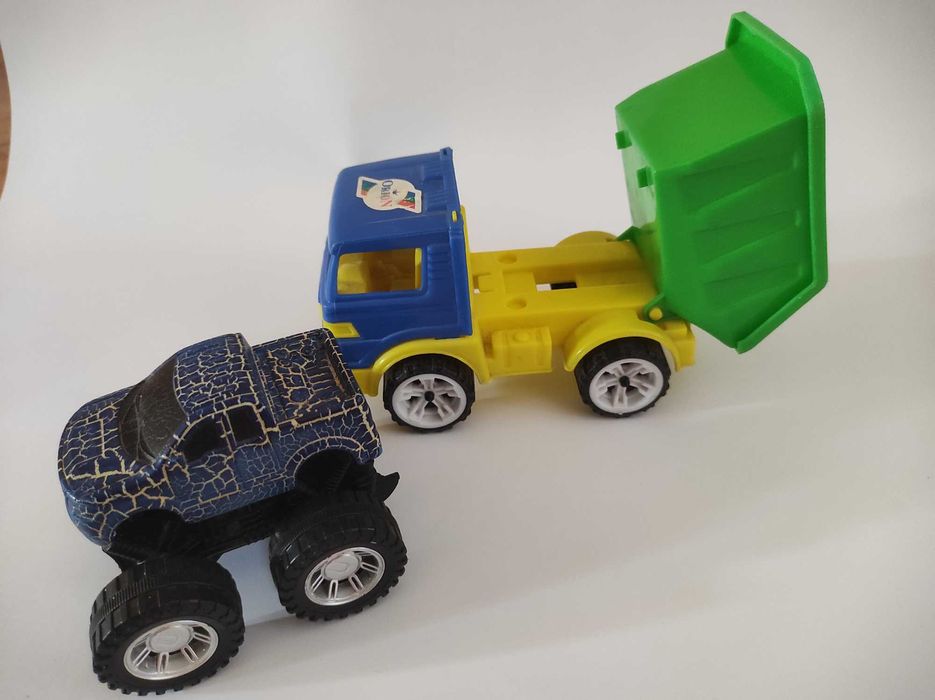 Продаю машинки 2 шт.