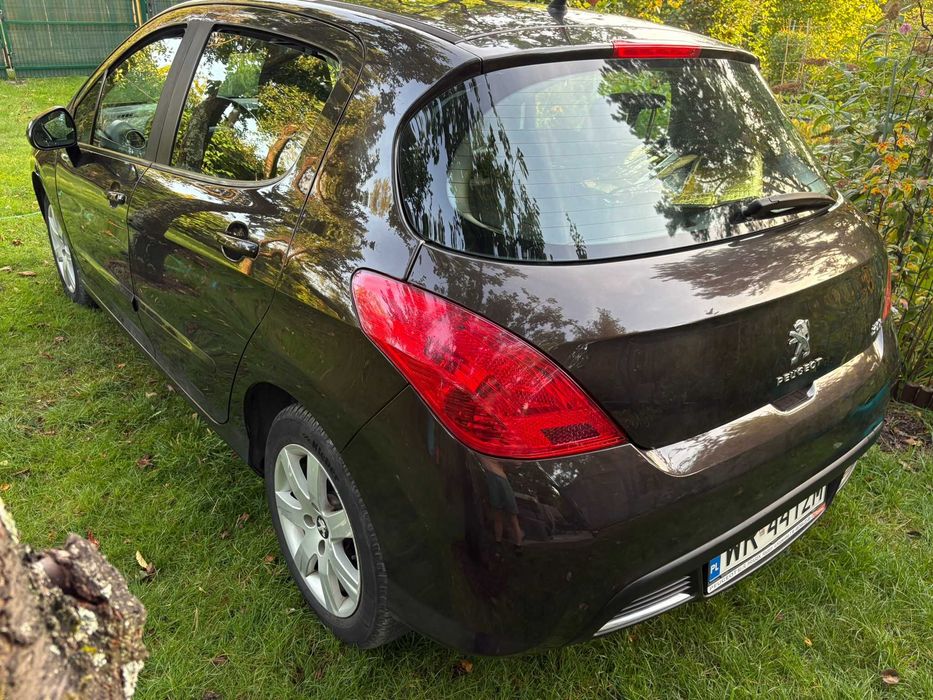samochód Peugeot z 2012 roku