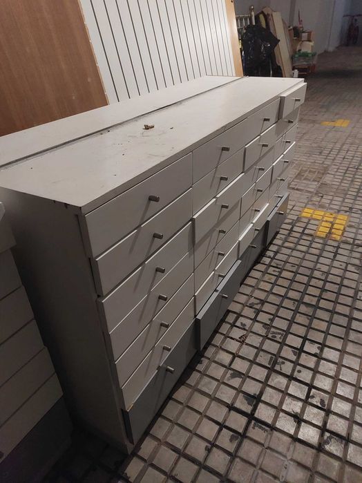 Móvel de vitrine e arrumação de gavetas