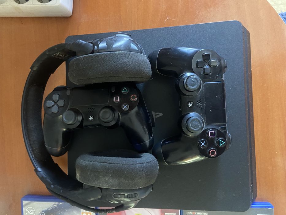 PlayStation 4 com 2 comandos e jogos