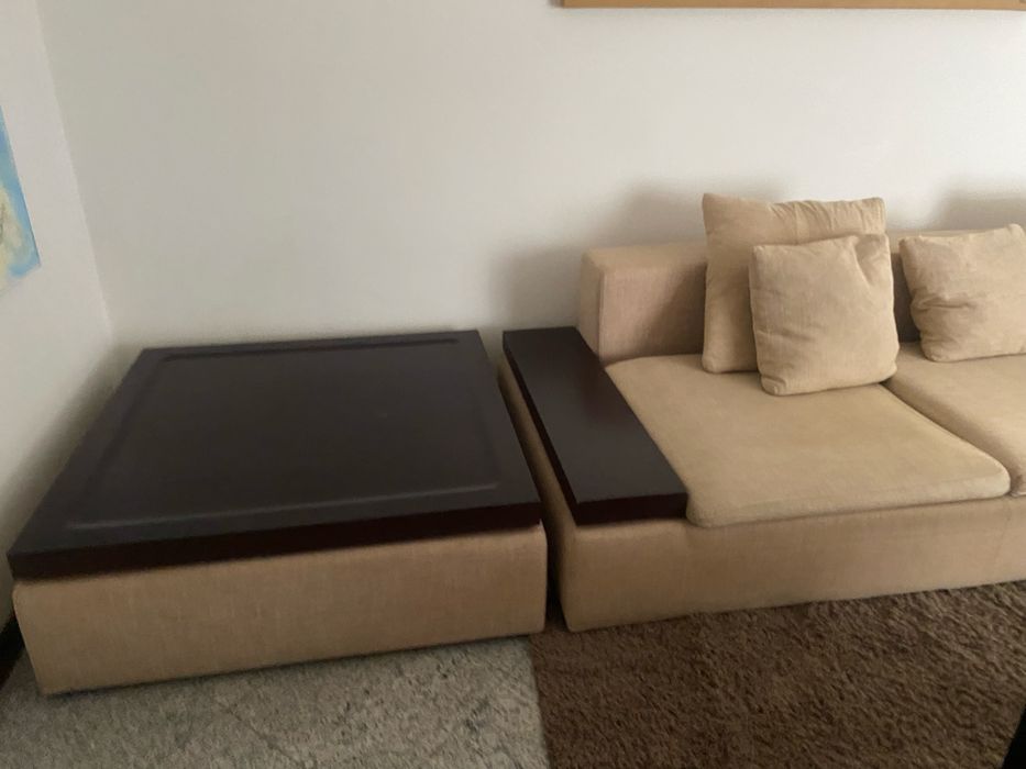 Sofá com almofadas e mesa de apoio