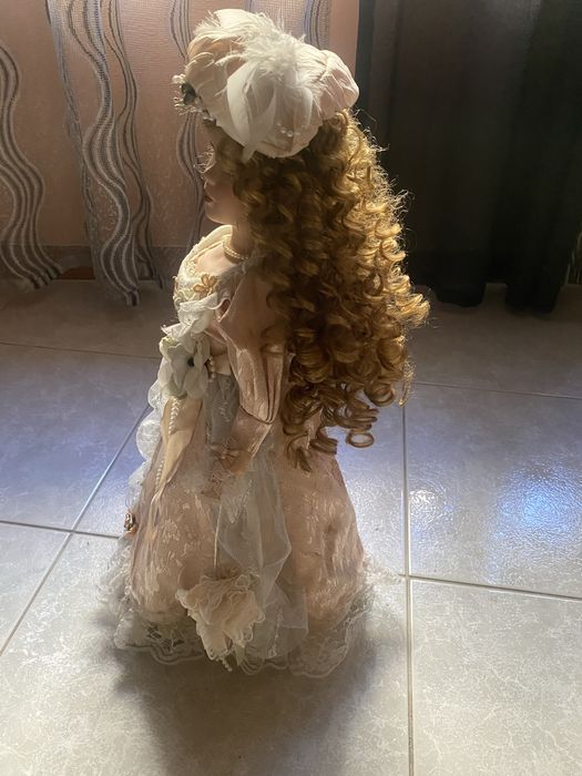 Boneca grande em porcelana .