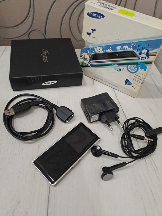 MP3-плеер Samsung с зарядкой и наушниками