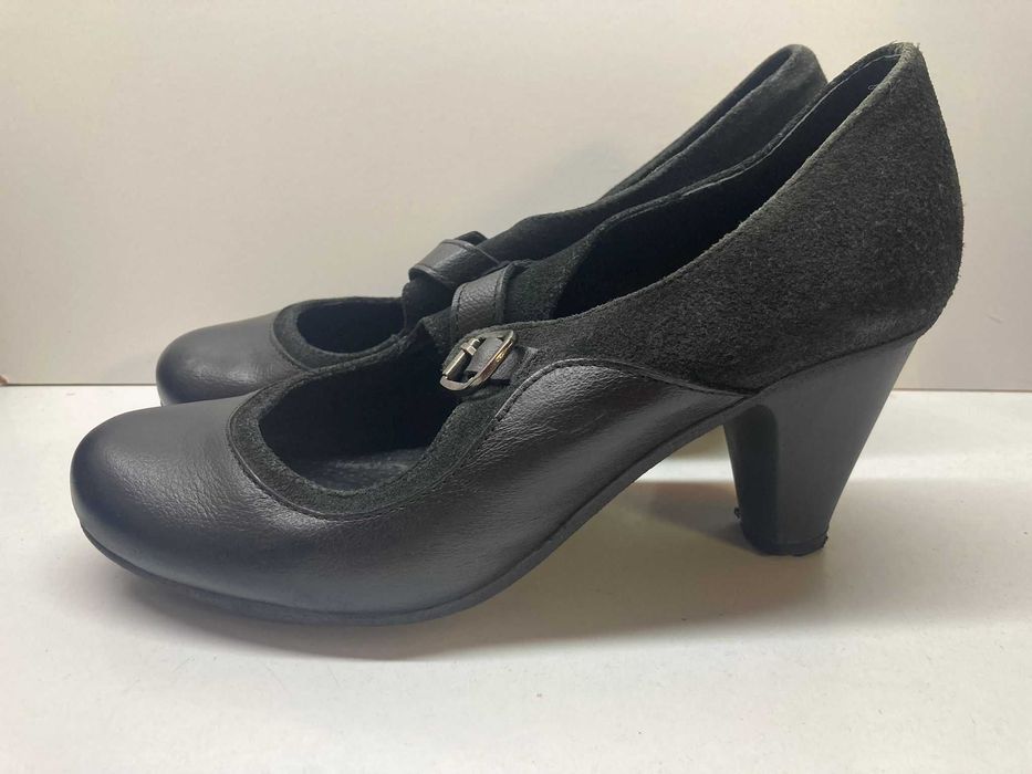 Sapatos Pretos de Salto Alto com Fivela (Nº 37)
