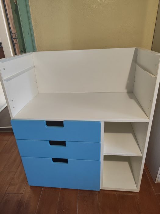 Cama de grades e secretária/muda fraldas