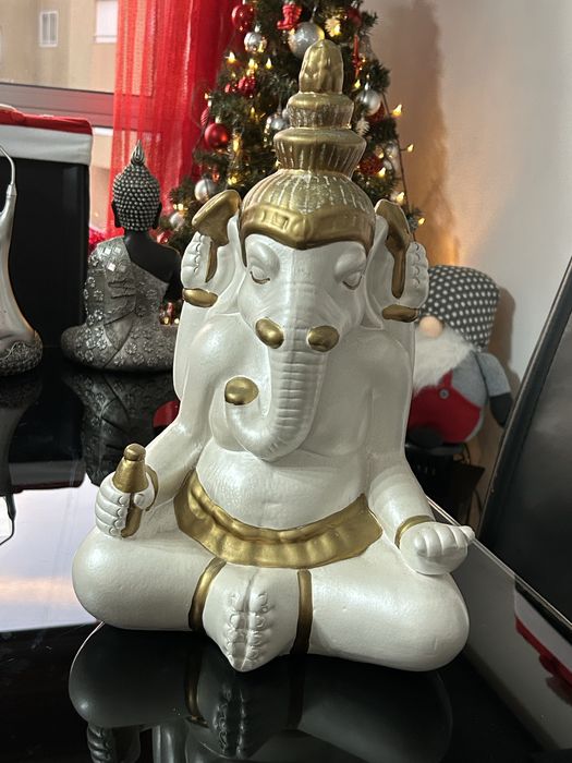 Buds elefante branco e dourado