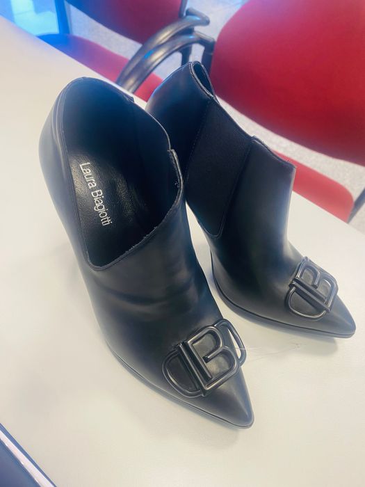 Botins novos calçam pequeno