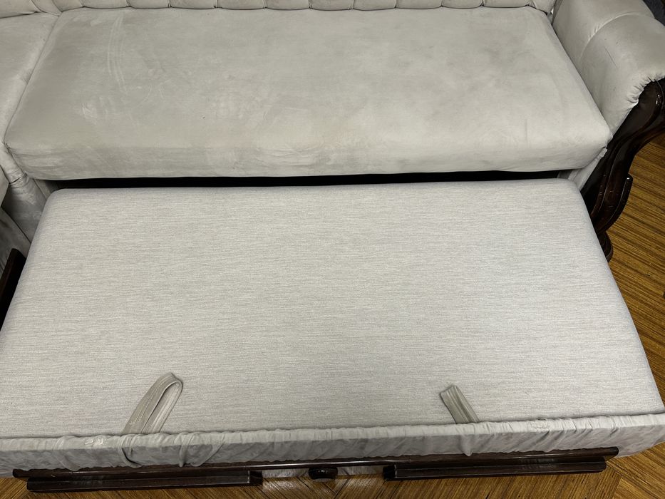 Продам  кутовий диван у вітальню , у хорошому збереженому стані .