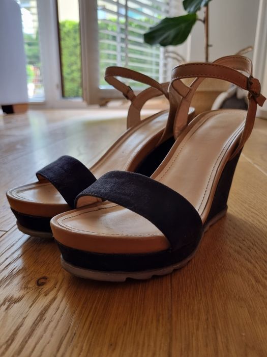 Sandały na koturnie